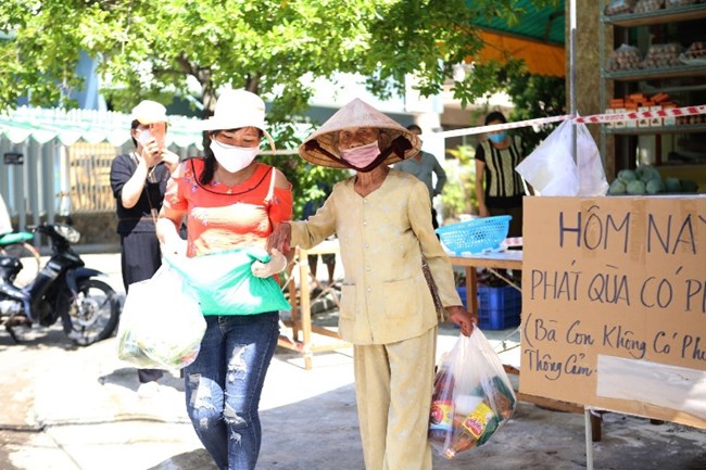 Quầy hàng 0 đồng giúp người nghèo giữa đại dịch Covid-19 ở Đà Nẵng (17/8/2020)